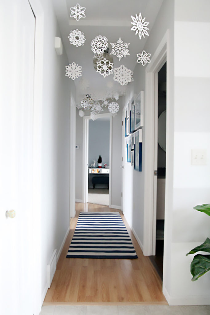 Christmas Decorating for Small Spaces - MarilenStyles.com
